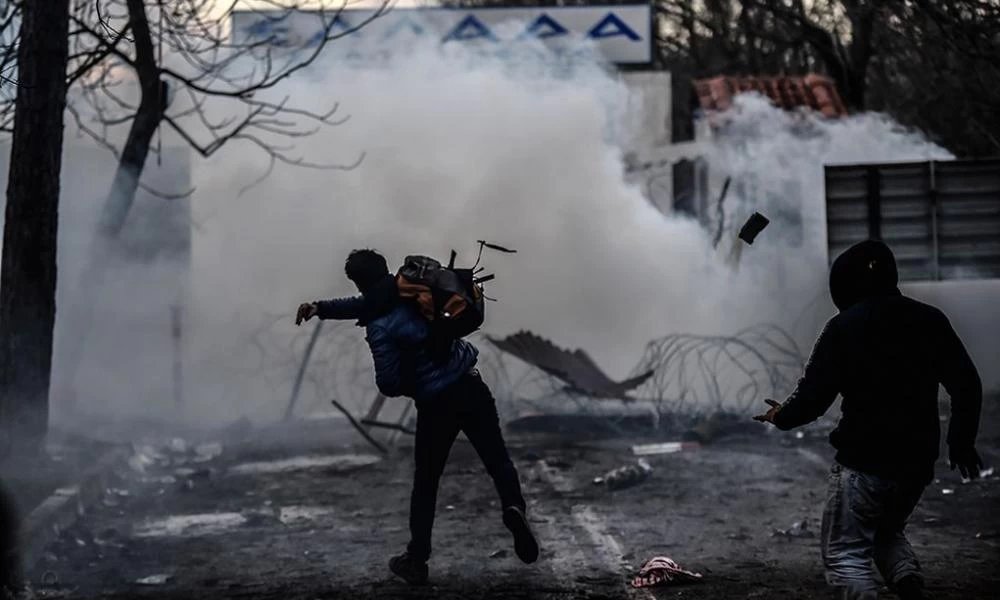 Κραυγές πολέμου στον Έβρο: 24ωρη μάχη στα σύνορα - Χημικά κατά των ΜΑΤ από Τούρκους & μετανάστες